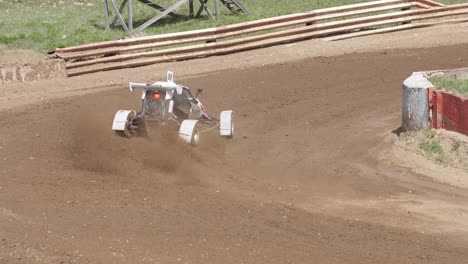 Competencia-De-Buggy-En-Una-Pista-De-Grava,-Luchando-Por-El-Primer-Lugar-Participando-En-La-Competencia