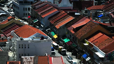 Cierre-El-Lapso-De-Tiempo-De-Una-Pequeña-Calle-En-El-área-De-Little-India-En-Singapur-Con-Tráfico-Y-Gente-Acelerando