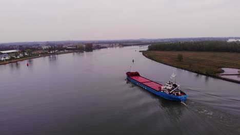 Dolly-Aéreo-Siguiendo-La-Popa-Del-Carguero-Torpo-Acercándose-A-La-Curva-En-Oude-Maas-Cerca-De-Barendrecht-En-Un-Día-Nublado