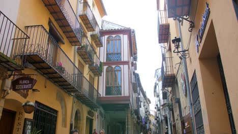 Historisches-Dorf-Mit-Typischer-Architektur-In-Der-Altstadt-Von-Morella-In-Spanien