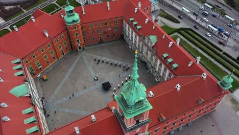 Aerial-view-in-front-of-the-Royal-castle-in-Old-town,-Warsaw,-Poland---ascending,-tilt,-drone-shot