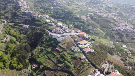 Mirando-Hacia-Abajo-En-Casas-Y-Campos-En-Madeira