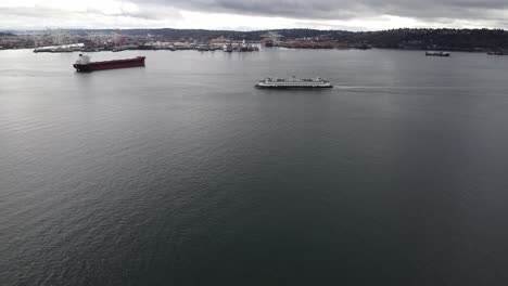 Luftaufnahme-Der-Sich-Nähernden-Washington-State-Ferry-Mit-Dem-Hafen-Von-Seattle-Im-Hintergrund