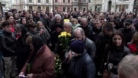 Masas-De-Personas,-Algunas-Con-Flores,-Se-Mueven-Hacia-La-Entrada-De-La-Iglesia-De-Los-Santísimos-Apóstoles-Pedro-Y-Pablo-Para-Presentar-Sus-Respetos-En-El-Funeral-De-Los-Soldados-Ucranianos-Caídos