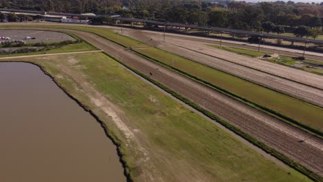 Vista-De-Pájaro-Del-Hipódromo-De-Palermo-Con-Un-Caballo-De-Entrenamiento-En-La-Pista-En-Buenos-Aires-Argentina