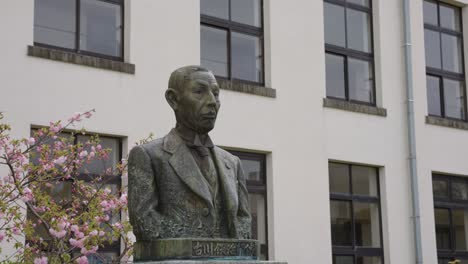 Büste-Des-Schulleiters-Und-Historisches-Japanisches-Grundschulmuseum