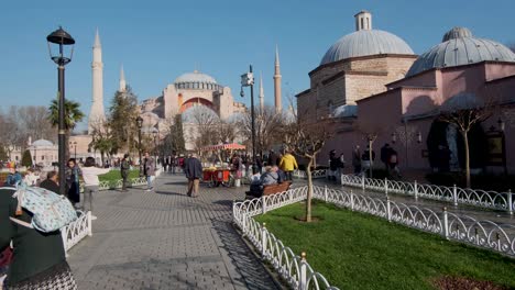 Istanbul---Januar-2022:-Touristen-Am-Berühmten-Stadtplatz-Namens-„Sultanahmet“.