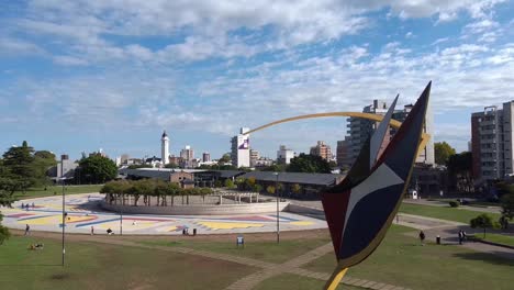 Gente-Caminando-En-La-Soleada-Mañana-De-Otoño-En-El-Parque-Presidente-Juan-Domingo-PerÃ³n-Rosario-Argentina