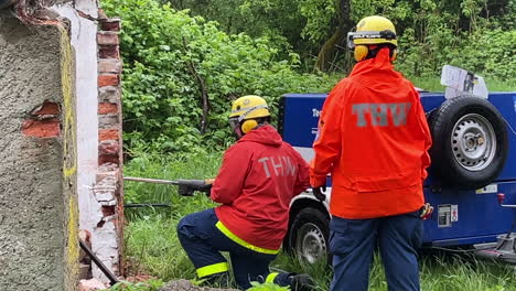 Dos-Empleados-De-La-Organización-De-Ayuda-Técnica-Thw-Derriban-Una-Pared-Con-Un-Martillo-Neumático