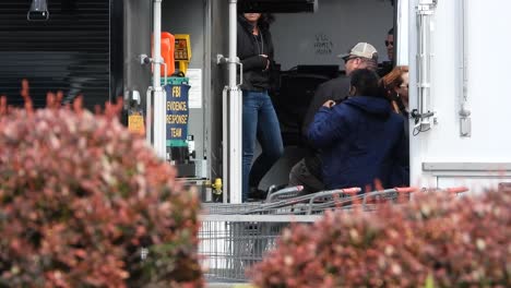 Forensische-Ermittler-Des-FBI-Arbeiten-Am-Tatort-Einer-Massenschießerei-In-Einem-Lebensmittelsupermarkt-In-Buffalo,-New-York,-USA