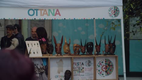 Máscaras-Tradicionales-De-La-Cultura-Sarda-En-Un-Mercado-En-Sant&#39;antioco