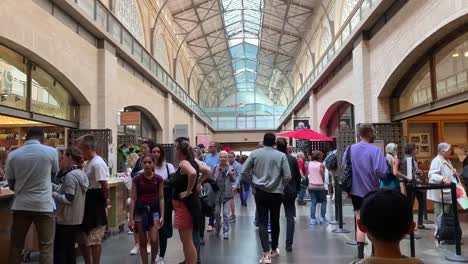 Tráfico-Pesado-A-Través-Del-Edificio-Y-Mercado-Del-Ferry-De-San-Francisco.