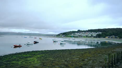 Courtmacsherry-Panorama-Frente-Al-Mar-Con-Barcos-Amarrados,-Condado-De-Cork,-Irlanda