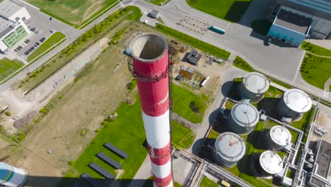 Una-Chimenea-De-La-Red-De-Calefacción-En-La-Ciudad-De-La-Zona-De-Klaipeda-Lez,-De-La-Que-No-Sale-Humo