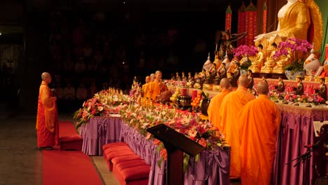 Mönche-Beten-Vor-Der-Buddha-Statue-Beim-Buddha-Geburtstagsfest-Menschen-Und-Mönche-Beten-Die-Religion-Des-Buddhismus