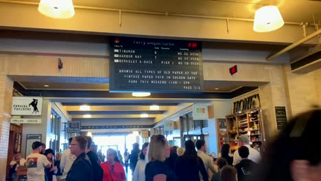 Starker-Fußgängerverkehr-Durch-Das-San-Francisco-Ferry-Gebäude-Und-Den-Marktplatz