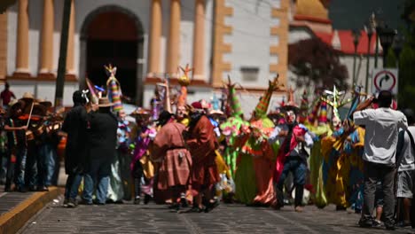 Mexikanische-Tänzer,-Sie-Werden-Clowns-Oder-Tocotines-Genannt,-Ist-Eine-Religiöse-Weise,-Um-Eine-Heilige-Maria-Magdalena-Bei-Ihrem-Schutzfest-In-Xico-Veracruz,-Mexiko-Zu-Feiern