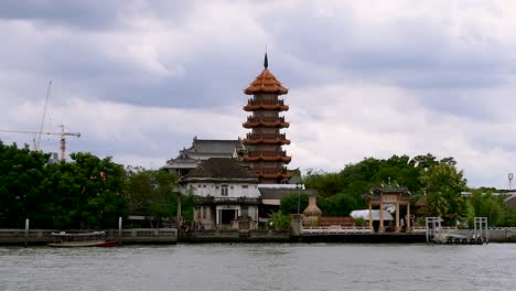 Che-Chin-Khor-Temple-and-Pagoda-at-Chaophraya-River-is-famous-to-devotees-and-for-sketchers,-photographers,-and-tourist-from-around-the-world