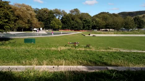 Lapso-De-Tiempo-De-Gente-Relajándose-En-Un-Parque-De-Edimburgo