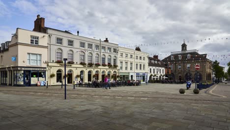 Zeitraffer-Im-Stadtzentrum-Von-Warwick,-Der-Den-Marktplatz-An-Einem-Geschäftigen-Sommernachmittag-Zeigt