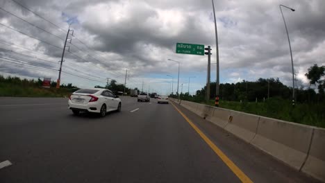 Este-Es-Un-Lapso-De-Tiempo-Con-Una-Cámara-De-Acción-Montada-Frente-Al-Camión,-Conduciendo-De-Pranburi-A-Hua-Hin-Y-De-Hua-Hin-A-Bangkok-En-Phet-Kasem-Road