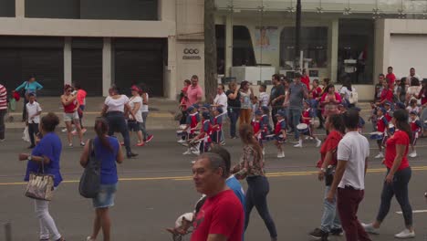 Banda-De-Niños-Pequeños-Marcha-Durante-El-Desfile-Del-Día-De-La-Independencia-De-Costa-Rica