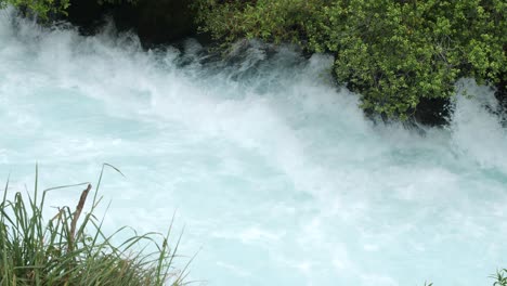 Zeitlupe-Des-Aggressiven-Flusses,-Der-Zu-Den-Huka-Wasserfällen-In-Neuseeland-Führt