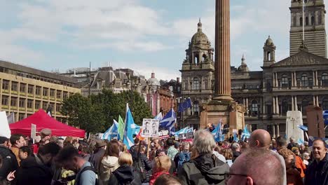Cámara-Lenta-De-Una-Protesta-Masiva-En-Glasgow,-Contra-La-Decisión-Del-Gobierno-Británico-De-Cerrar-El-Parlamento