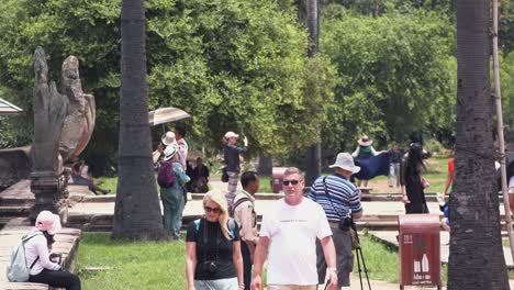 Touristen,-Die-In-Der-Gegend-Von-Angkor-Wat-Spazieren-Gehen