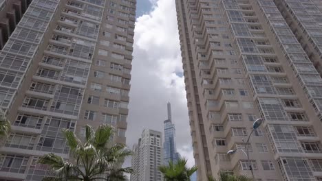 Tiro-Estabilizado-Que-Muestra-La-Perla-De-Saigón-Y-Los-Desarrollos-Emblemáticos-81-Que-Son-Edificios-De-Apartamentos-Residenciales-Ultramodernos-Y-Prestigiosos-Ubicados-En-El-Río-Saigón-En-La-Ciudad-De-Ho-Chi-Minh,-Vietnam