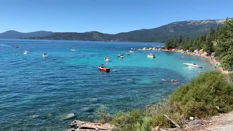 Una-Playa-Pintoresca-En-El-Lado-De-La-Costa-Este-Del-Lago-Tahoe-Llamada-&quot;playa-Escondida&quot;-Donde-La-Gente-Participa-En-Deportes-Acuáticos-Como-Paseos-En-Bote,-Kayak,-Remo-Y-Natación