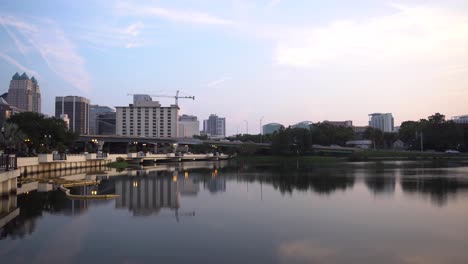 Los-Viajeros-Llegan-A-La-Ciudad-Con-La-Vista-De-Orlando-Florida-De-Fondo-En-La-Mañana-Del-6-De-Septiembre-De-2019