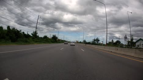 Este-Es-Un-Lapso-De-Tiempo-Con-Una-Cámara-De-Acción-Montada-Frente-Al-Camión,-Conduciendo-De-Pranburi-A-Hua-Hin-Y-De-Hua-Hin-A-Bangkok-En-Phet-Kasem-Road