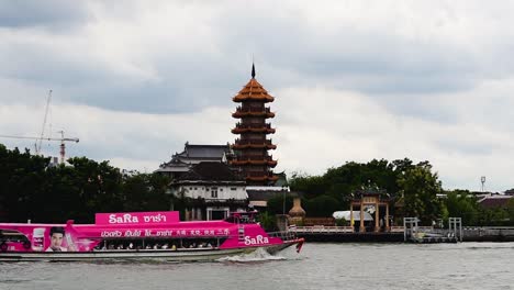 Che-Chin-Khor-Temple-and-Pagoda-at-Chaophraya-River-is-famous-to-devotees-and-for-sketchers,-photographers,-and-tourist-from-around-the-world