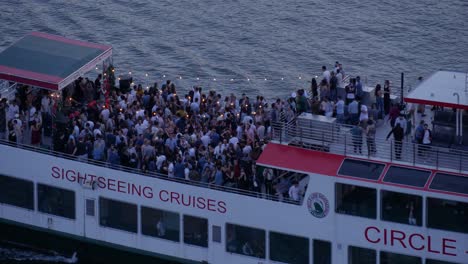 Fiesta-En-Crucero-Turístico-Circle-Line-En-Verano-En-East-River