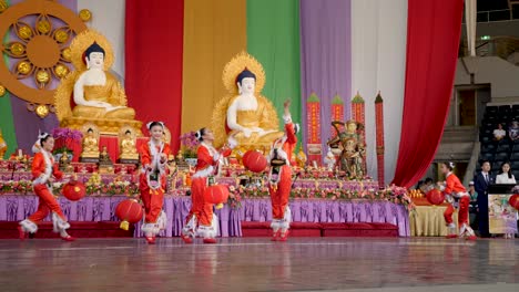 Niños-Chinos-Bailando-Con-Una-Linterna-China-Tradicional-Durante-El-Festival-De-Cumpleaños-De-Buda-Brisbane-2018-Niños-Chinos-Vestidos-Con-Ropa-Tradicional-Y-Bailando-Frente-A-La-Estatua-De-Buda