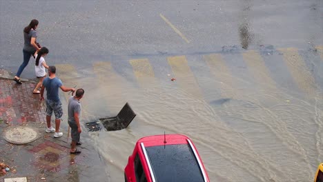 Hombres-Limpiando-Las-Alcantarillas-Por-Donde-Va-El-Agua-Después-De-Una-Gran-Tormenta-Aterradora-En-Kusadasi,-Turquía.