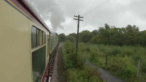 Blick-Aus-Dem-Fenster-Des-South-Devon-Zugs-Durch-Die-Landschaft,-Pov