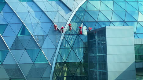 Imágenes-De-Hombres-Mientras-Limpian-El-Edificio-De-Vidrio-Del-Techo-En-Singapur