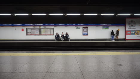 Estación-De-Metro-En-Madrid,-España