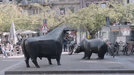 Statische-Aufnahme-Der-Rückseite-Der-Stier--Und-Bärenstatue-Bei-Tageslicht,-Frankfurt,-Hessen,-Deutschland