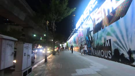 Schneller-Vorlauf-Hyperlapse-Pov-Beim-Nächtlichen-Spaziergang-Entlang-Der-Sukhumvit-Road,-Bangkok,-Thailand