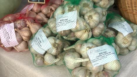 Pumpkins-and-garlic-are-sold-in-the-homemade-market