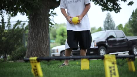 Un-Grupo-De-Niños-Está-Jugando-Al-Juego-Spikeball-Golpeando-La-Pequeña-Bola-Amarilla-En-La-Red