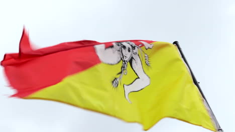 Flagge-Siziliens-Flattert-Im-Wind