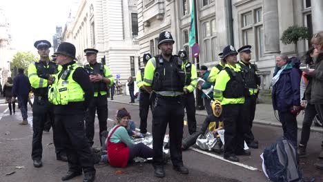 Die-Polizei-Umzingelt-Demonstranten-Während-Der-Extinction-Rebellion-Proteste-In-London,-Großbritannien