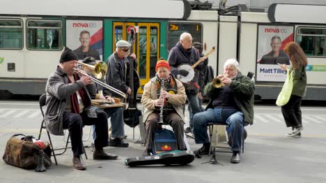 Eledery-Group-Busking---Straßenperformance-In-Melbourne-Cbd-Eine-Gruppe-Von-Straßenmusikanten