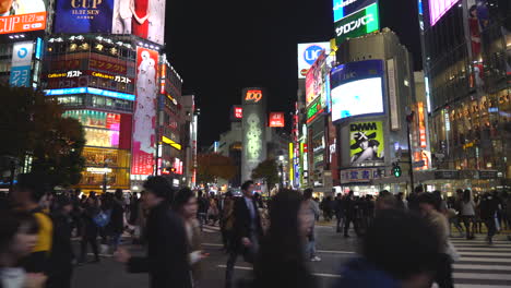 Menschenmenge-Im-Einkaufsviertel-Shibuya-In-Tokio,-Japan