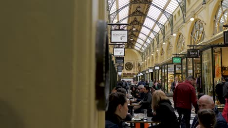 Royal-Arcade,-Melbourne,-Juli-2019-Historisches-Einkaufspassagengebäude-In-Melbourne---Beliebte-Touristenattraktion-In-Melbourne