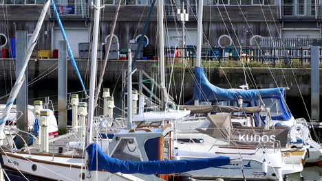 Yachts-berthed-in-Sutton-Harbour-at-the-Barbican-in-Plymouth,-Devon,-England,-UK